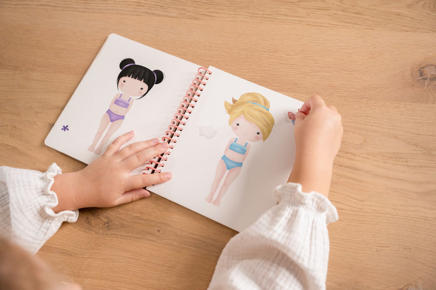 Livre "Habille ton personnage" - Little Dutch