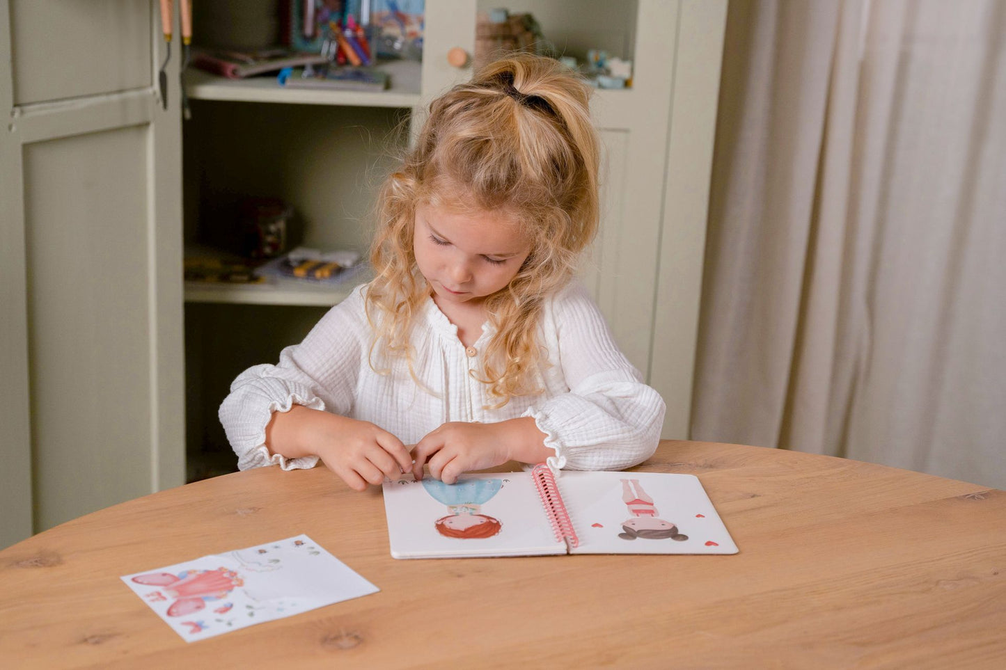 Livre "Habille ton personnage" - Little Dutch